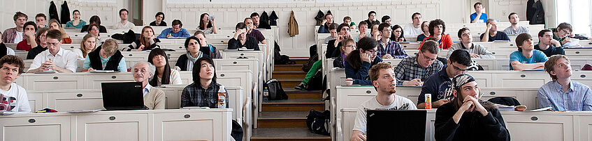 Studierende im Zuhörerbereich eines Hörsaals